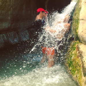 Tomer Sisley et la jolie Sandra Zeitoun, amoureux sous une chute d'eau, le 12 août 2017 en Israël.