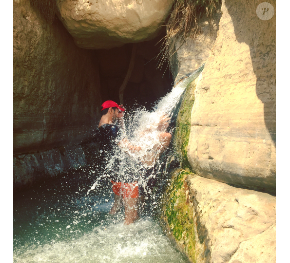 Tomer Sisley et la jolie Sandra Zeitoun, amoureux sous une chute d'eau, le 12 août 2017 en Israël.