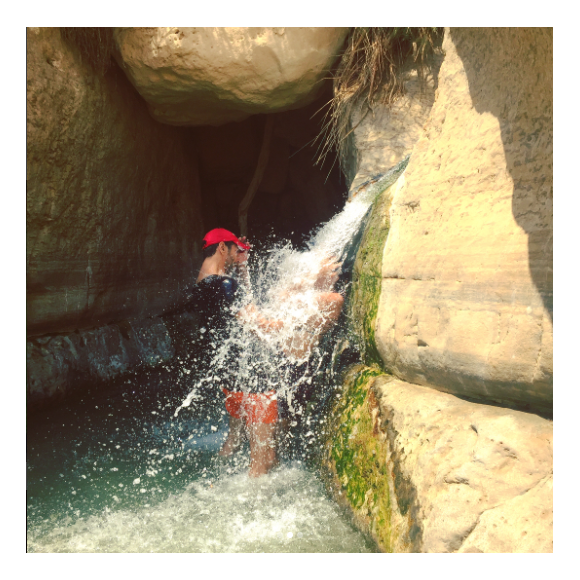 Tomer Sisley et la jolie Sandra Zeitoun, amoureux sous une chute d'eau, le 12 août 2017 en Israël.