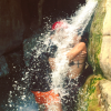 L'acteur Tomer Sisley et Sandra Zeitoun, amoureux sous une chute d'eau, le 12 août 2017 en Israël.