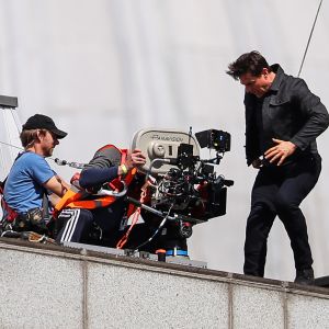 Tom Cruise boîte après une cascade sur le tournage de Mission Impossible 6 à Londres le 13 août 2017.