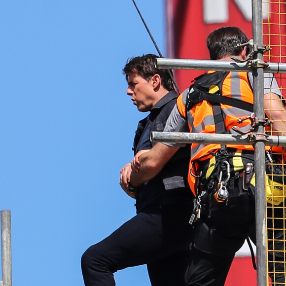Tom Cruise fait une chute en plein cascade sur le tournage de Mission Impossible 6 à Londres le 13 août 2017.