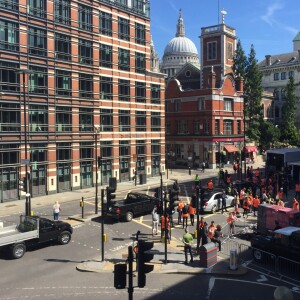 Les secours sont sur place - Tom Cruise fait une chute en plein cascade sur le tournage de Mission Impossible 6 à Londres le 13 août 2017.