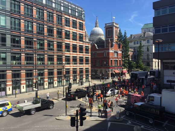 Les secours sont sur place - Tom Cruise fait une chute en plein cascade sur le tournage de Mission Impossible 6 à Londres le 13 août 2017.