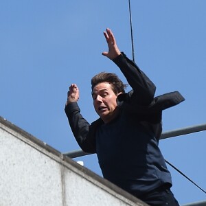 Tom Cruise fait une chute en plein cascade sur le tournage de Mission Impossible 6 à Londres le 13 août 2017.