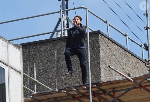 Tom Cruise fait une chute en plein cascade sur le tournage de Mission Impossible 6 à Londres le 13 août 2017.