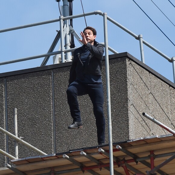 Tom Cruise fait une chute en plein cascade sur le tournage de Mission Impossible 6 à Londres le 13 août 2017.