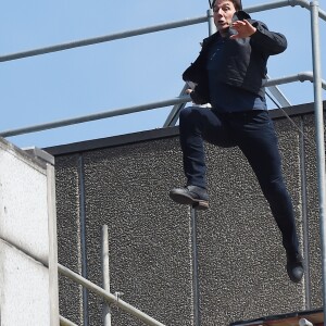 Tom Cruise fait une chute en plein cascade sur le tournage de Mission Impossible 6 à Londres le 13 août 2017.