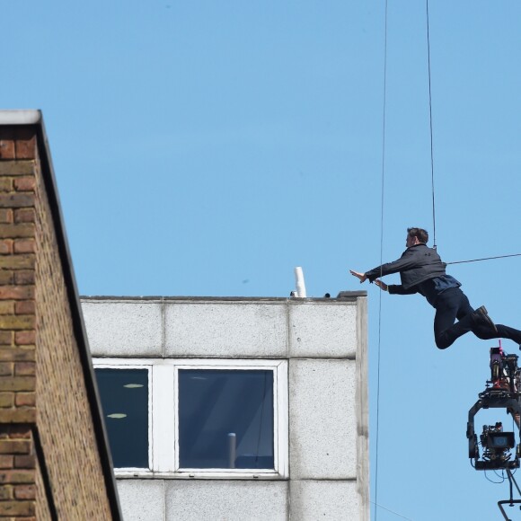 Tom Cruise fait une chute en plein cascade sur le tournage de Mission Impossible 6 à Londres le 13 août 2017.