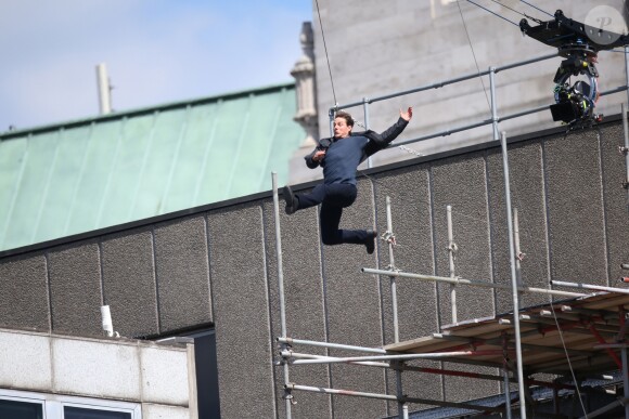 Tom Cruise fait une chute en plein cascade sur le tournage de Mission Impossible 6 à Londres le 13 août 2017.