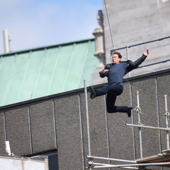 Tom Cruise fait une chute en plein cascade sur le tournage de Mission Impossible 6 à Londres le 13 août 2017.