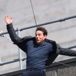Tom Cruise fait une chute en plein cascade sur le tournage de Mission Impossible 6 à Londres le 13 août 2017.