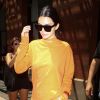 Kendall Jenner porte un jogging orange à la sortie de son hôtel à New York, le 4 août 2017