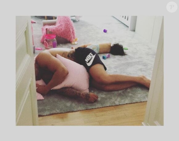 Amel Bent publie une photo de son mari Patrick et sa fille Sofia assoupis sur Instagram, le 1er juin 2017.