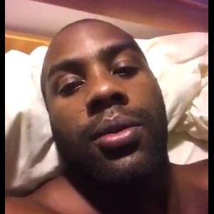 Teddy Riner se filme dans sa chambre après une mésaventure avec son lit. Le 16 août 2017