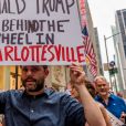 Des militants manifestent dans les rues de New York contre le racisme aux Etats Unis et la prise de parole du président D.Trump suite à l'attaque meurtrière de la voiture bélier contre une manifestation antiraciste à Charlottesville dans l'état de Virginie. Le 14 août 2017.