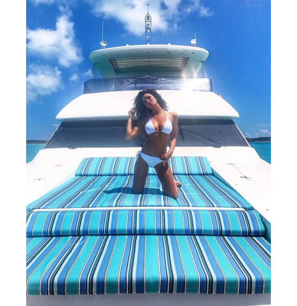 Brittany Furlan sur un yacht lors de son séjour aux Bahamas avec Tommy Lee en août 2017, photo Instagram.
