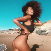 Tina Kunakey : La chérie de Vincent Cassel, sexy et insouciante à la plage