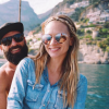 A. J. Cook et son mari en vacances à Positano en Italie, été 2017.