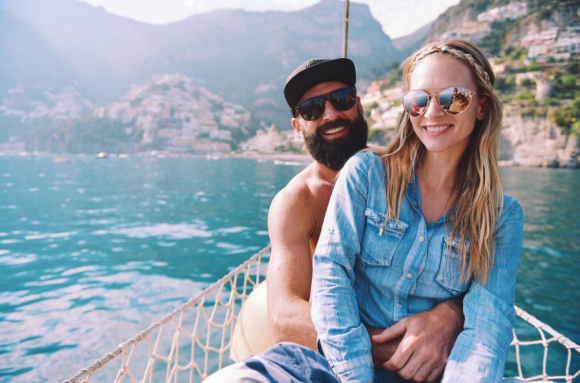 A. J. Cook et son mari en vacances à Positano en Italie, été 2017.