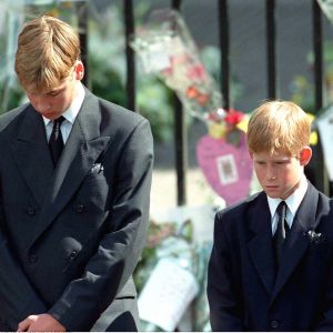 Le prince William et le prince Harry lors des funérailles publiques de Lady Diana le 6 septembre 1997 à Londres, un souvenir traumatisant.