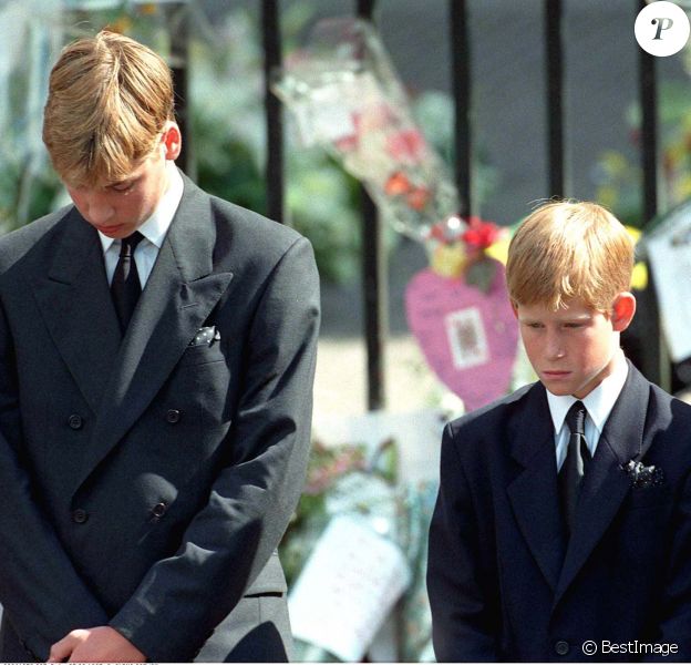 Le prince William et le prince Harry lors des funérailles publiques de Lady Diana le 6 septembre 1997 à Londres, un souvenir traumatisant.