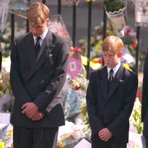 Le prince William et le prince Harry lors des funérailles publiques de Lady Diana le 6 septembre 1997 à Londres, un souvenir traumatisant.