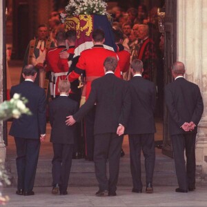 Le prince William et le prince Harry lors des funérailles publiques de Lady Diana le 6 septembre 1997 à Londres, un souvenir traumatisant.