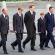  Le prince William et le prince Harry lors des funérailles publiques de Lady Diana le 6 septembre 1997 à Londres, un souvenir traumatisant. 