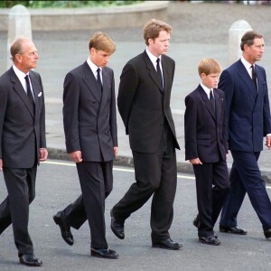 Le prince William et le prince Harry lors des funérailles publiques de Lady Diana le 6 septembre 1997 à Londres, un souvenir traumatisant.