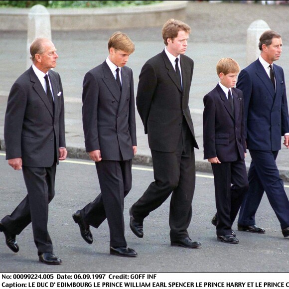 Le prince William et le prince Harry lors des funérailles publiques de Lady Diana le 6 septembre 1997 à Londres, un souvenir traumatisant.