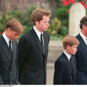 Le prince William et le prince Harry lors des funérailles publiques de Lady Diana le 6 septembre 1997 à Londres, un souvenir traumatisant.