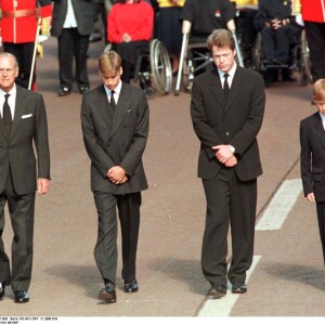 Le prince William et le prince Harry lors des funérailles publiques de Lady Diana le 6 septembre 1997 à Londres, un souvenir traumatisant.