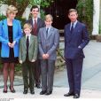  Les princes William et Harry avec leurs parents le prince Charles et la princesse Diana en septembre 1995 lors de leur rentrée à l'Eton College. 