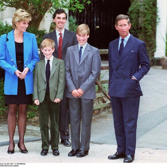 Les princes William et Harry avec leurs parents le prince Charles et la princesse Diana en septembre 1995 lors de leur rentrée à l'Eton College.