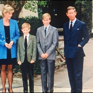 Les princes William et Harry avec leurs parents le prince Charles et la princesse Diana en septembre 1995 lors de leur rentrée à l'Eton College.