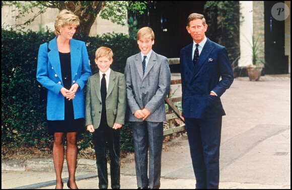 Les princes William et Harry avec leurs parents le prince Charles et la princesse Diana en septembre 1995 lors de leur rentrée à l'Eton College.
