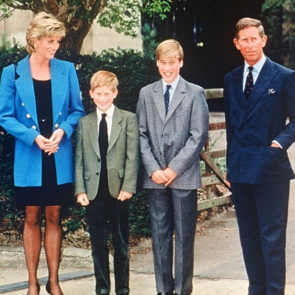 Les princes William et Harry avec leurs parents le prince Charles et la princesse Diana en septembre 1995 lors de leur rentrée à l'Eton College.