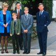  Les princes William et Harry avec leurs parents le prince Charles et la princesse Diana en septembre 1995 lors de leur rentrée à l'Eton College. 