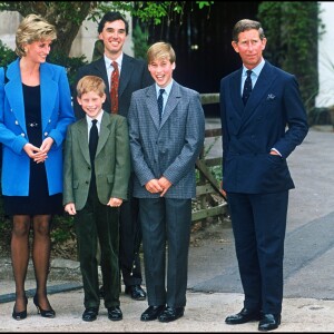 Les princes William et Harry avec leurs parents le prince Charles et la princesse Diana en septembre 1995 lors de leur rentrée à l'Eton College.