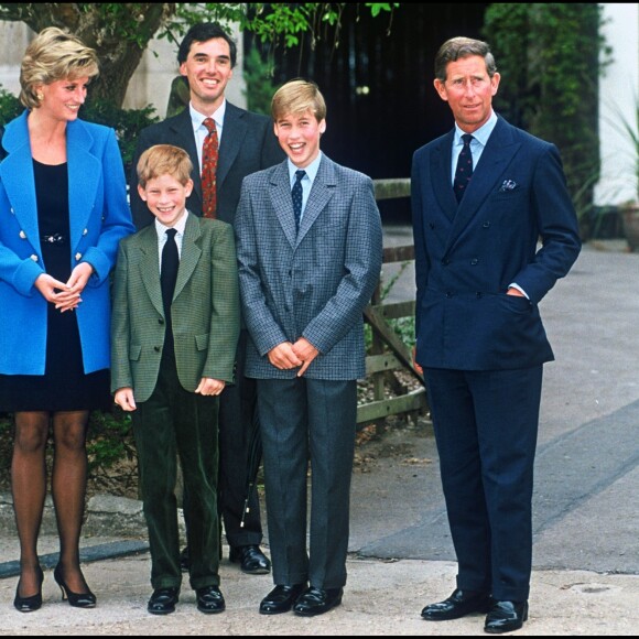 Les princes William et Harry avec leurs parents le prince Charles et la princesse Diana en septembre 1995 lors de leur rentrée à l'Eton College.