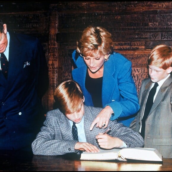 Les princes William et Harry avec leurs parents le prince Charles et la princesse Diana en septembre 1995 lors de leur rentrée à l'Eton College.