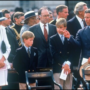 Les princes William et Harry avec leurs parents le prince Charles et la princesse Diana en juin 1995 lors de commémorations de la Seconde Guerre mondiale.