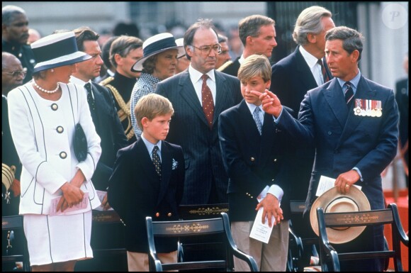 Les princes William et Harry avec leurs parents le prince Charles et la princesse Diana en juin 1995 lors de commémorations de la Seconde Guerre mondiale.