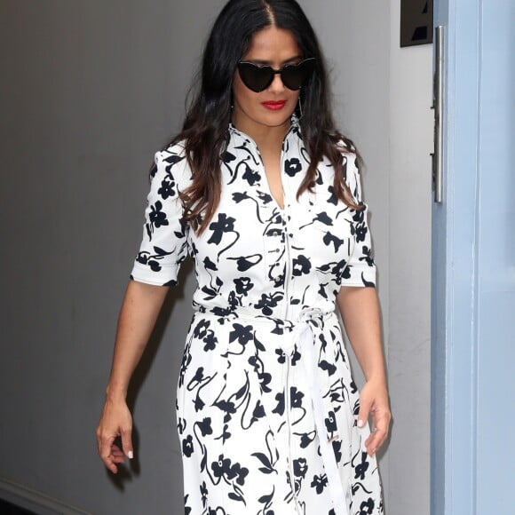 Salma Hayek dans les rues de New York. Le 8 juin 2017