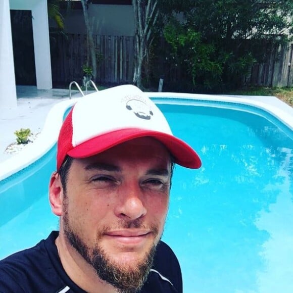 Norbert Tarayre présente la piscine de sa maison à Miami, aux Etats-Unis.