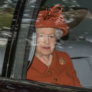 La reine Elizabeth II et le duc d'Edimbourg se rendant le 20 août 2017 à la messe en l'église de Crathie Kirk lors de leurs vacances à Balmoral, en Ecosse.