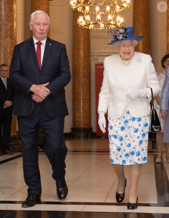 La reine Elizabeth II reçue par le gouverneur général canadien David Johnston à la maison du Canada à Londres, à l'occasion du 150ème anniversaire de la Confédération le 19 juillet 2017