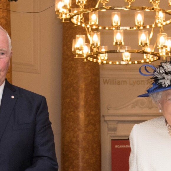 La reine Elizabeth II reçue par le gouverneur général canadien David Johnston à la maison du Canada à Londres, à l'occasion du 150ème anniversaire de la Confédération le 19 juillet 2017