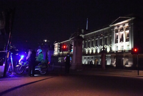 Un cordon de sécurité a été déployé devant le palais de Buckingham à Londres dans la soirée du 25 août 2017 à la suite de l'arrestation d'un individu armé d'une arme blanche.